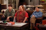 Two and a Half Men – Während Walden (Ashton Kutcher, l.) einen tollen Geburtstag für Berta (Conchata Ferrell, M.) plant, will Alans (Jon Cryer, r.) überaus attraktive und berühmte Exfrau Kandi einen neuen Versuch mit ihm starten ...