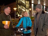 In aller Freundschaft – Nach einem gemeinsamen Kinobesuch wollen Roland (Thomas Rühmann, links) und Martin (Bernhard Bettermann, rechts) Kathrin (Andrea Kathrin Loewig, Mitte) nach Hause fahren. Doch Kathrin hat die Regenjacke schon übergezogen und schwingt sich auf ihr Rad.