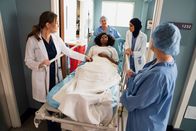 Grey's Anatomy – Auf dem Weg in den OP: Camilla Luddington als Dr. Jo Karev, Khalilah Joi als Abby, Sophia Ali als Dr. Dahlia Qadri