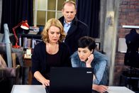 Rote Rosen – ARD ROTE ROSEN FOLGE 1702 Uhr im ERSTEN. Tine (Maike Bollow, l.) bekommt die Möglichkeit, ihr Label ‚hedelund‘ auf einer Kopenhagener Modemesse zu präsentieren. Malte (Marcus Bluhme, M.) und Ariane (Alexandra Horn, r.) machen ihr Mut.