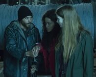 Mysterious Mermaids – Xander McClure (Ian Verdun, l.); Viv (Alvina August, Mi.) und Eliza (Georgia Waters, re.)