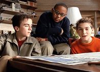 Malcolm mittendrin – Malcolm (Frankie Muniz, li.), Stevie (Craig Lamar Traylor, mi.) und Reese (Justin Berfield) lesen in der Zeitung, daß ein Jahrmarkt in der Stadt ist.