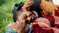 Schwarze Früchte – ARD Degeto SCHWARZE FRÜCHTE , "Folge 3", ab Freitag (18.10.24) um 05:30 Uhr in der ARD MEDIATHEK Karlas 16-jährige Schwester Lotta (Vanessa Yeboah, re.) und ihr Freund Kojo (Thapelo Mashiane) sind frisch verliebt.