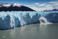 Magische Anden – Der Perito Moreno Gletscher und seine fast 70 Meter hohe Gletscherfront. Haushoch sind die Gletscherbrocken, die in den Lago Argentino stürzen, wenn der der Druck auf die Gletscherzunge zu groß wird.