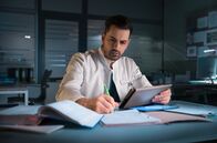 In aller Freundschaft – Dr. Ilay Demir (Tan Caglar) vermutet bei seiner Patientin eine neurologische Ursache für ihre aggressiven Ausbrüche. Doch vorher will er alle organischen Möglichkeiten ausschließen. Klinikleiter Dr. Martin Stein hat allerdings Zweifel an dieser Theorie, schließlich ist Ilay noch in der Ausbildung zum Neurochirurgen.