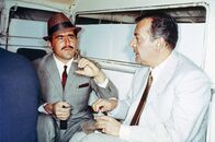 Unser Mann aus Istanbul – Bill (Mario Adorf, li.) zückt die Spritze, um sein Entführungsopfer zu betäuben.
