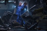 Mayday - Alarm im Cockpit – Der Ermittler Tony James (gespielt von Tim O'Halloran) wird von einem anderen FAA-Ermittler flankiert, während er in der verkohlten Flugzeugkabine des Uni Air Fluges 873 nach Hinweisen sucht.(Cineflix 2018/Darren Goldstein)