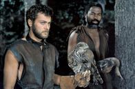 Die Wikinger – Sein Falke dient Eric (Tony Curtis, li.) nicht nur beim Jagen mit seinem Freund Sandpfeifer (Edric Connor, re.), sondern auch zur Verteidigung.