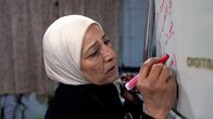 Tatort Syrien – Rauda Hassan schreibt auf die Kacheln in ihrer Küche an ihren Sohn, der seit mehr als einem Jahrzehnt verschwunden ist. Sie hofft nun endlich etwas über sein Verbleiben zu erfahren.