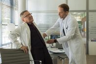 In aller Freundschaft – Dr. Rolf Kaminski (Udo Schenk, li.) hat eine unbedachte Bewegung gemacht und nun einen Hexenschuss. Die Hilfe von Dr. Kai Hoffmann (Julian Weigend, re.), der die unbedachte Bewegung ausgelöst hat, lehnt Kaminski dankend ab.