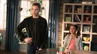 Lucifer – Chloe (Lauren German, l.); Trixie (Scarlett Estevez, r.)