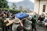 GEO Reportage – Der "Carlisepp" ist eine zentrale Figur des Karnevals von Schignano. Er wird am Ende auf dem Marktplatz verbrannt.