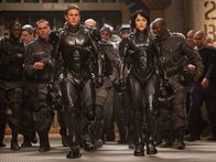 Pacific Rim – Raleigh Becket (Charlie Hunnam, vorne l.) und Mako Mori (Rinko Kikuchi, vorne r.) sind drift kompatibel. Das heißt, sie können zusammen durch Gedankenkopplung einen humanodien Kampfroboter gegen außerirdische Monster steuern ...
