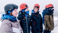 RUN4U - Winteredition! - #lauf – Die Kletterhelme sind aufgesetzt! Denn nun müssen Zoe, Vanessa, Tove und Maddox (v.l.n.r.) bei eisigem Wind 10 m am Kletterturm hoch.