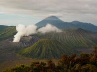 Der Pazifische Feuerring – Der geheimnisvolle Bromo-Vulkan im "Bromo Tengger Semeru Nationalpark" auf der indonesischen Insel Java. Einmal im Jahr findet hier das Kesada-Fest der Hindus statt. Dem dampfenden Bromo-Vulkan werden dabei Opfergaben dargeboten.