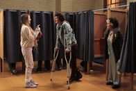 The Middle – Nachdem Sue (Eden Sher, l.) Axl (Charlie McDermott, 2.v.l.) vor lauter Panik mit dem Auto über den Fuß gefahren ist, überredet er sie, ihn trotz ihrer Angst zum Wahllokal zu bringen, denn er darf das erste Mal wählen. Doch Sue will ihn nur in Begleitung von Tante Edie (Jeanette Miller, r.) fahren ...