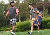 Ghosted – Leroy (Craig Robinson, l.) und Max (Adam Scott, r.) müssen in einem Country Club ermitteln, nachdem ein Angestellter des Clubs angeblich innerhalb kürzester Zeit um Jahrzehnte gealtert ist ...