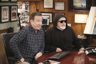 Last Man Standing – Mike (Tim Allen, l.); Wayne (Brad Leland, r.)