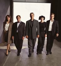 Navy CIS – (1. Staffel) - Die Mitglieder des Naval Criminal Investigation Service: Leroy Gibbs (Mark Harmon, M.), Dr. Donald Mallard (David McCallum, 2.v.l.), Caitlin Todd (Sasha Alexander, l.), Abby Sciuto (Pauley Perrette, 2.v.r.) und Anthony DiNozzo (Michael Weatherly, r.) ...