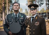 Californian Commando – Zur Pflege der Beziehungen mit Russland hat Major Miettinen (Tommi Korpela, l.) den russischen Major Poljakov (Andrei Tsumak, r.) zu einer Militärübung eingeladen. Miettinen hat dabei eine besondere Überraschung für Poljakov vorbereitet.