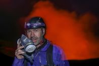 Faszination Erde – Dirk Steffens am Rande eines Höllenschlundes. In einen aktiven Vulkan rennen und eine Probe nehmen, klingt verrückt ist aber eine wissenschaftliche Expedition.