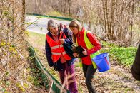 Ansichtssache – Cornelia und Isabell am Hanslteich beim Amphibien retten.
