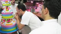Cake Boss: Buddys Tortenwelt – Danny and Buddy watch Remy as he writes Happy Birthday on Marco's cake.