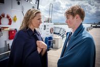 Praxis mit Meerblick – Praxis mit Meerblick – Der einsame Schwimmer Mutter und Sohn müssen plötzlich als Rettungsschwimmer agieren: Tanja Wedhorn als Nora Kaminski, Lukas Zumbrock als Kai Kaminski Copyright: SRF/ARD Degeto/Boris Laewen