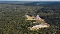 Söhne der Sonne – Schon vor über 2000 Jahren bauten die Maya mitten im Dschungel von Mittelamerika gigantische Städte. Sie errichteten sogar gigantische Pyramiden, die so groß waren, dass man lange davon ausging, die riesigen Strukturen im Dschungel seien Berge.