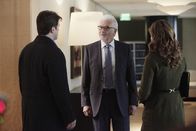 Castle – Castle (Nathan Fillion, l.) versteht die Welt nicht mehr - sein eigener Vater stellt sich ihm als Anderson Cross (James Brolin, M.), der in illegale Geschäfte verwickelt zu sein scheint, vor. Kate Beckett (Stana Katic, r.) ahnt nicht, dass die beiden sich bereits kennen ...