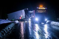 Ice Road Rescue - Extremrettung in Norwegen – Overhalla, Norway - Total of the accident. Slippery and icy road. Truck in the ditch.