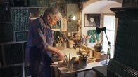 Spiel mit dem Feuer - Die Ofenbauer – Ein Porträt von Robert Hellmeier an der Werkbank während ServusTVs „Heimat – Ofenbauer- Spiel mit dem Feuer“, in Gmunden, Oberösterreich, Österreich am 04. Mai 2023