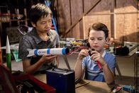 Young Sheldon – In der High School findet Sheldon (Iain Armitage, r.) in Tam (Ryan Phuong, l.) einen Gleichgesinnten und möglichen Freund. Daraufhin gerät seine Mutter Mary völlig aus dem Häuschen ...