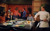 How I Met Your Mother – Bei einem gemeinsamen Essen geht Barney (Neil Patrick Harris, r.) mit Marshall (Jason Segel, 3.v.l.) und Lily (Alyson Hannigan, 2.v.l.) eine Wette ein. Ted (Josh Radnor, 2.v.r.) und Robin (Cobie Smulders, l.) sind gespannt, wer das Rennen macht ...