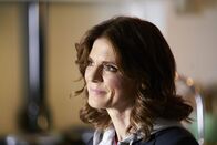 Silent Witness – Nikki Alexander (Emilia Fox) ist erleichtert, dass ihr Freund unbeschadet heimgekehrt ist.