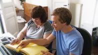 Checker Tobi – Checker Tobi mit Bettina Link - sie ist blind und erklärt die Brailleschrift.