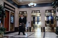 Die Firma – Junganwalt Mitch McDeeres (Tom Cruise) Traumjob wird schön langsam zum Alptraum: er wird beschattet, es geschehen mysteriöse Morde und das FBI zeigt auch plötzlich Interesse an ihm....