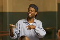 Spiel ohne Regeln – Caretaker (Chris Rock) beschafft immer neue Ausrüstungsgegenstände für die Footballer.