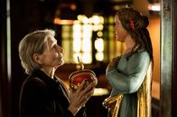 Tatort – Karin Bongartz (Barbara Nüsse) mit der Madonna, die Ballauf und Schenk "nach Hause" gebracht haben.