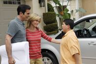 Modern Family – L-R: Phil Dunphy (Ty Burrell), Claire Dunphy (Julie Bowen), Manny Delgado (Rico Rodriguez)