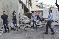 MacGyver – Erdbeben auf Hawaii: Als MacGyver (Lucas Till, r) und Jack (George Eads, l) bei der Bergung von Wissenschaftlern aus einem einsturzgefährdeten Gebäude helfen wollen, lernen sie Kono (Grace Park), 2.v.l.) und Chin (Daniel Dae Kim, 2.v.r.) von Hawaii-Five-0 kennen. Doch wie sich herausstellt, befinden sich in dem Gebäude nicht nur die Forscher, sondern auch ein Killerkommando ...