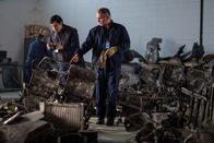 Mayday - Alarm im Cockpit – REENACTMENT - Der Ermittler vor Ort (gespielt von Drew Zaren) identifiziert ein Wrackteil vom Absturz des Fluges 981 von Fly Dubai, das der Ermittlungsassistent vor Ort dokumentieren soll. (Cineflix 2021/Darren Goldstein)