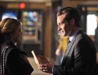 Castle – Kevin Ryan (Seamus Dever, r.) ist seiner Frau Jenny (Juliana Dever, l.) eine Erklärung schuldig ...