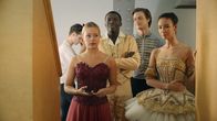 Find me in Paris – (V.li.:) Lena (Jessica Lord), Isaac (Teriqe Jarrett), Jeff (Castle Rock Peters) und Ines (Eubha Akilade) warten gespannt und nervös auf ihr Vortanzen für die Ballettcompagnie der Pariser Oper.
