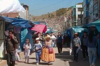 Märkte der Welt – Einmal pro Jahr kommen zahlreiche Händlerinnen und Händler in die peruanische Stadt Puno, um auf dem Markt der Wünsche „Alasitas“ zu verkaufen.