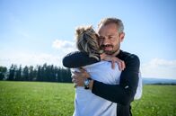 Sturm der Liebe – Josie (Lena Conzendorf, l.) macht Erik (Sven Waasner, r.) ein rührendes Angebot.