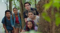 Rock Islands Rätsel – v.li.: Nori Harlow (Noah Akhigbe), Taylor Young (Alexa Curtis), Lila Gray (Izellah Connelly, unten), Ellis Grouch (Ryan Yeates, oben), Meesha Rai (Inessa Tan)