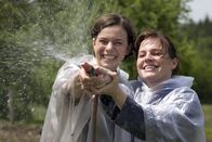 Der Geruch von Erde – Ellen (Maria Simon) und ihre Schwester Leonie (Annika Kuhl, l.) kommen sich endlich wieder näher.