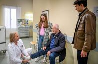 Sturm der Liebe – Valentina (Aylin Ravanyar, 2.v.l.) bringt den verletzen Alfons (Sepp Schauer, 2.v.r.) zu Michael (Erich Altenkopf, l.) und Leander (Marcel Zuschlag, r.) ins Krankenhaus.