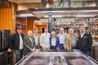 Restaurantlegenden – Eckart Witzigmann (4.v.r.) posiert für ein Foto mit Kollegen von Früher in der Küche des Restaurant Tantris